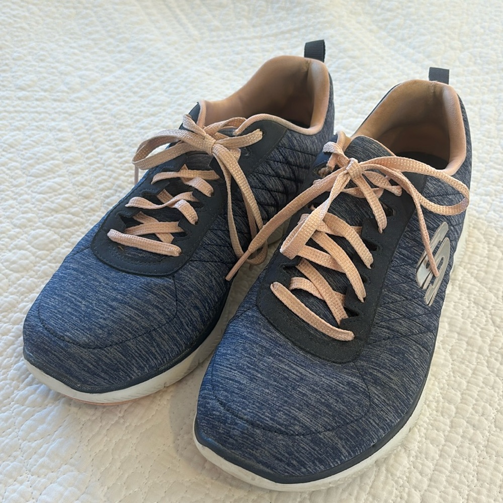 Sketchers Lite Weight Sneakers. EUC. Size 9.